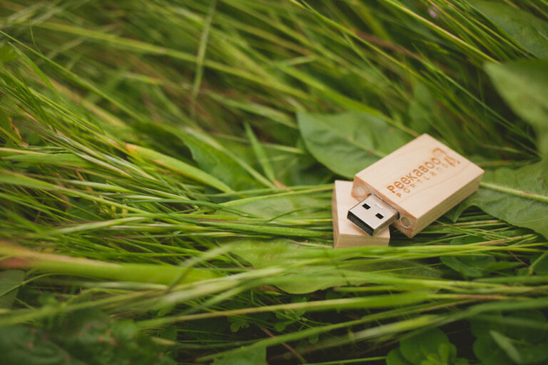 New Wooden USB Flash Drive for Your Peekaboo Photos